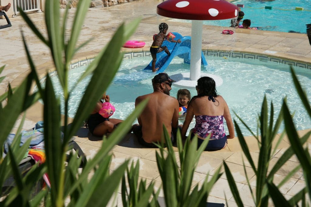 Famille à la piscine au camping Le Sellig au Muy
